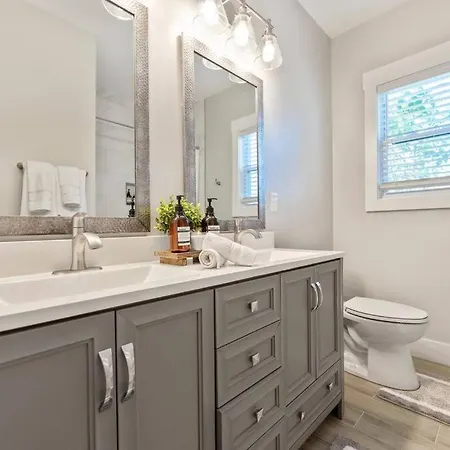 Brand New Cozy Modern Bungalow W/Hot Tub+Movieroom 7 Min From Uptown Charlotte Exterior photo