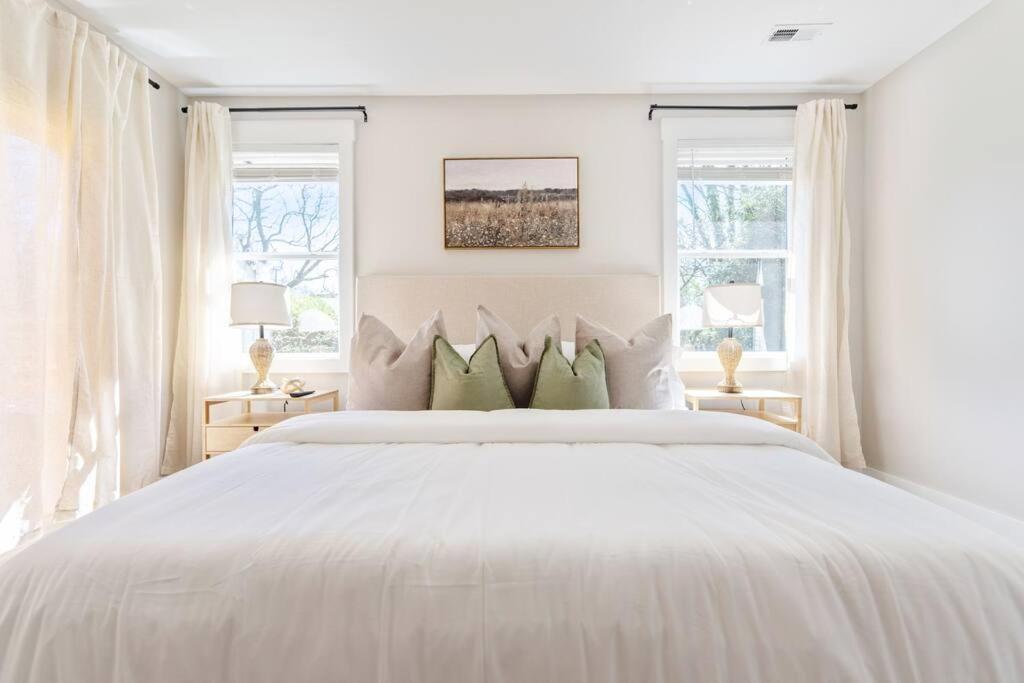 Hébergement de vacances Brand New Cozy Modern W/hot Tub+movieroom 7 Min From Uptown