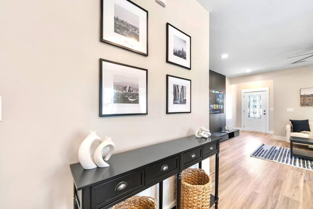 Hébergement de vacances Brand New Cozy Modern W/hot Tub+movieroom 7 Min From Uptown *