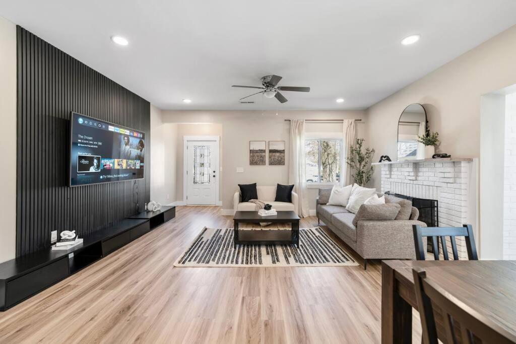 Hébergement de vacances Brand New Cozy Modern W/hot Tub+movieroom 7 Min From Uptown